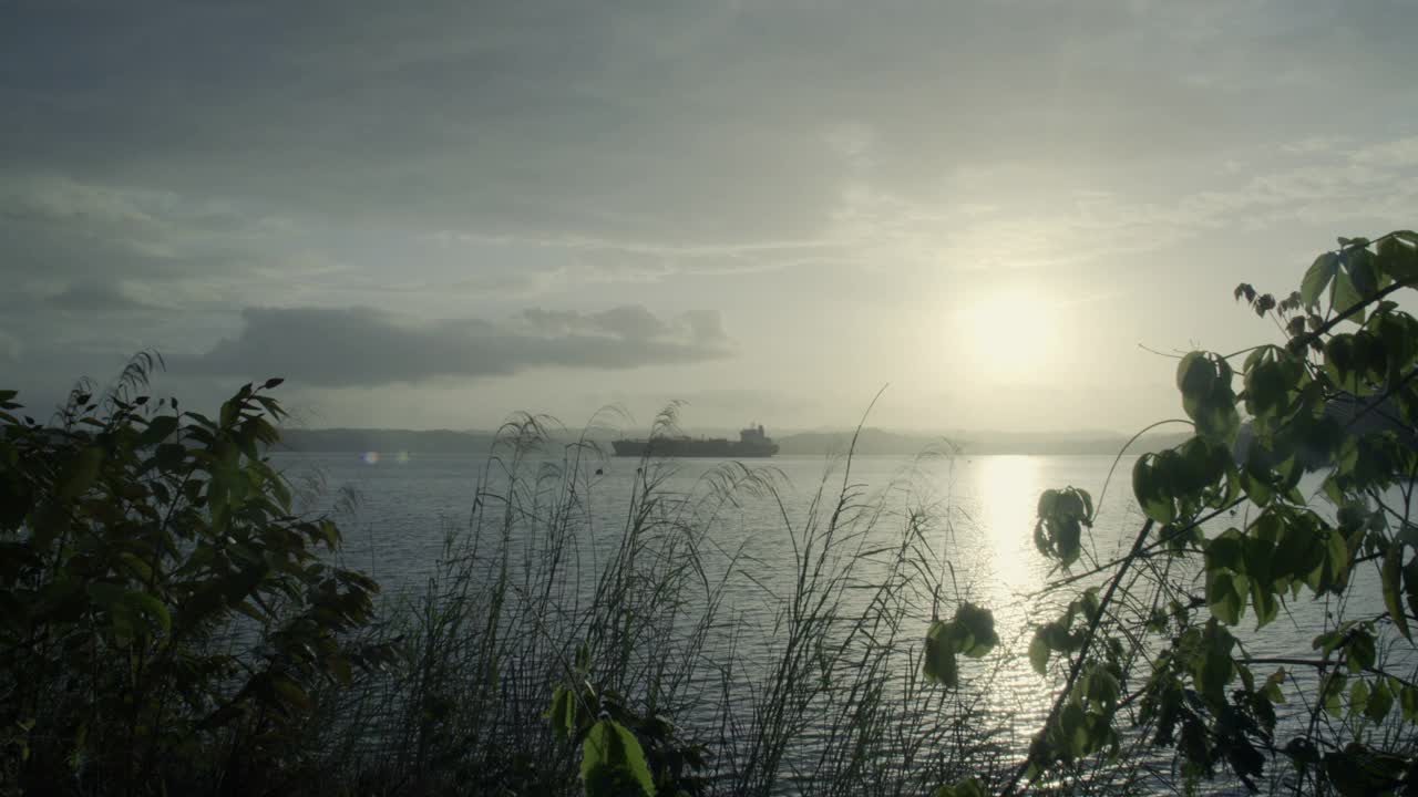 日落时分，巴拿马运河上的集装箱船视频下载