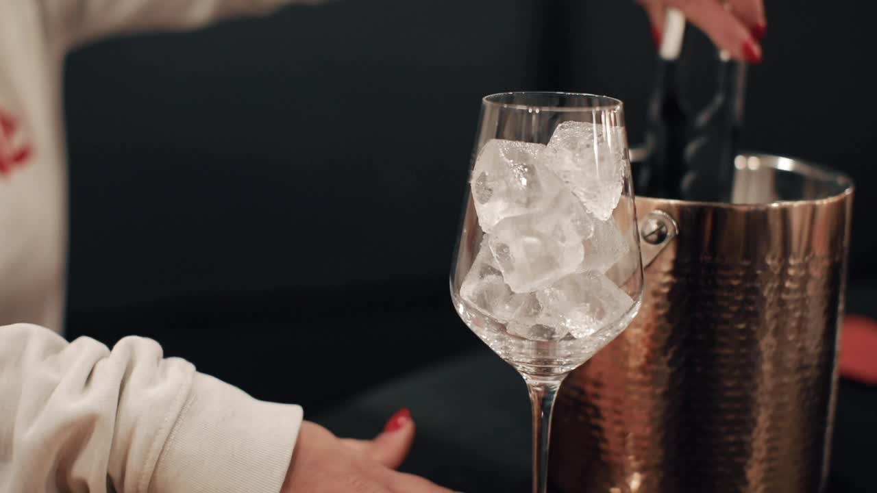 酒保往杯子里放了冰视频素材