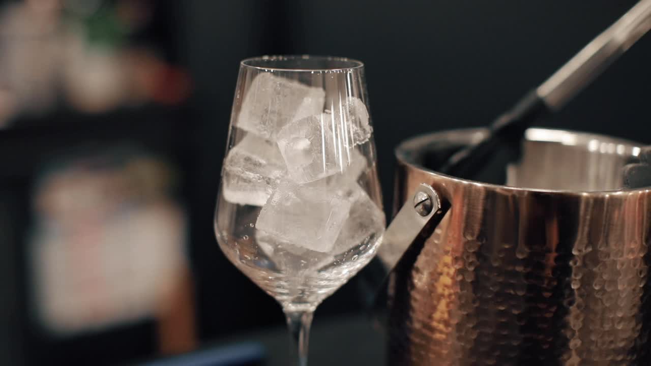 酒保往杯子里放了冰视频素材