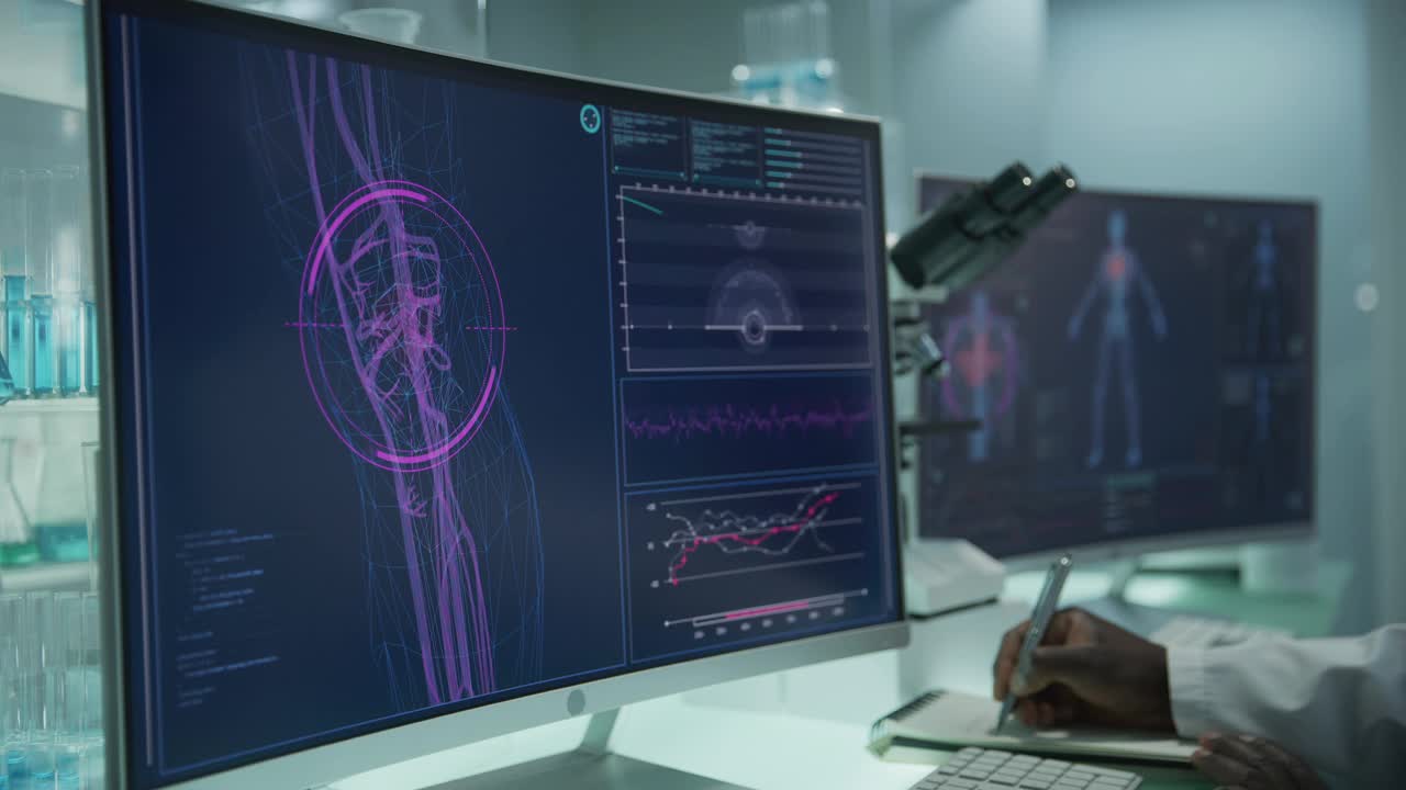 实验室配备电脑和显微镜。带有动画人体模型的屏幕。科学家扫描虚拟病人的损伤。肘部有红色标记。把手收起来，做笔记视频素材