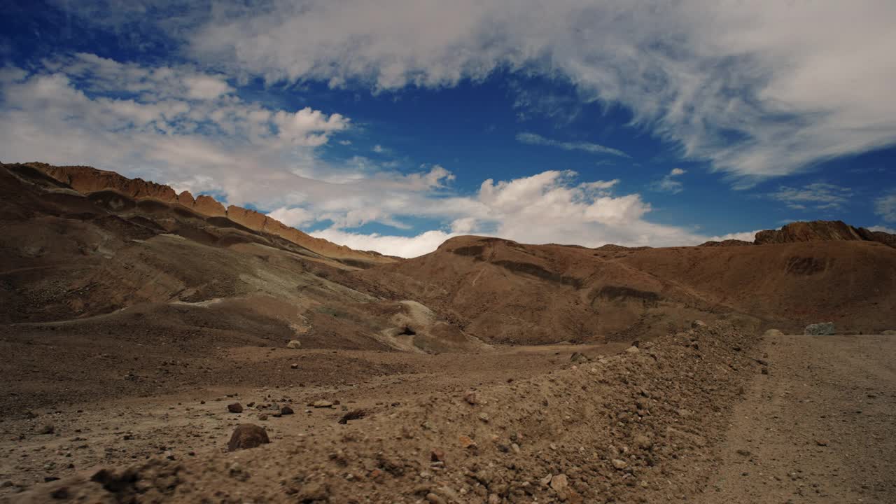 莫哈韦沙漠彩虹盆地的岩石形成视频下载