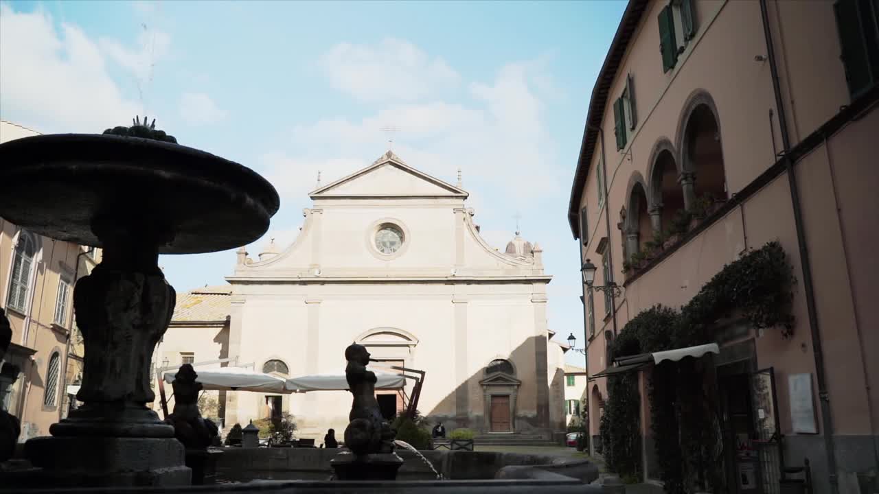 意大利古色古香的特色街道，古色古香的建筑外观，大理石雕像圆形喷泉，街道中心的天主教教堂，拱形门和圆形彩色玻璃窗。建筑与意大利遗产视频下载