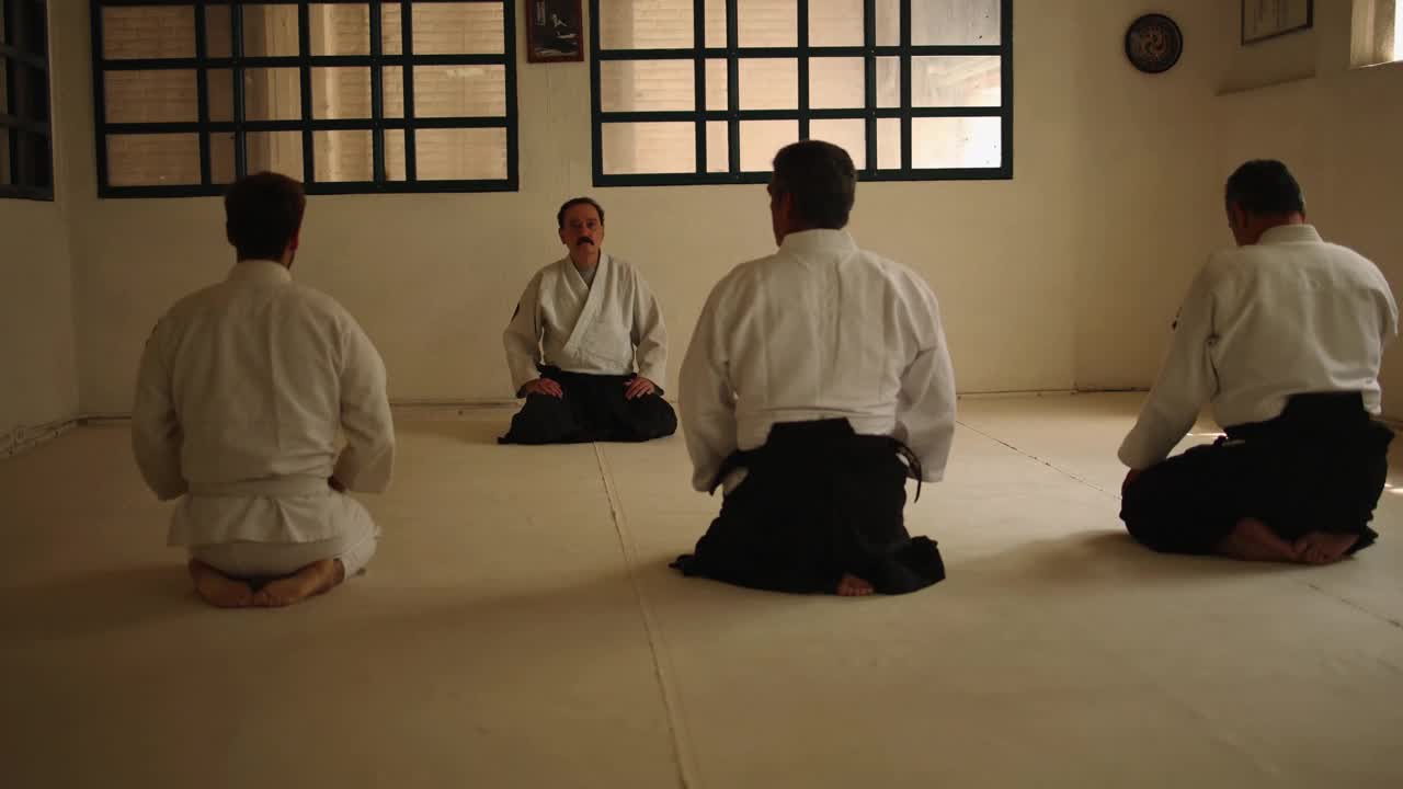 四名男子在训练前冥想视频下载