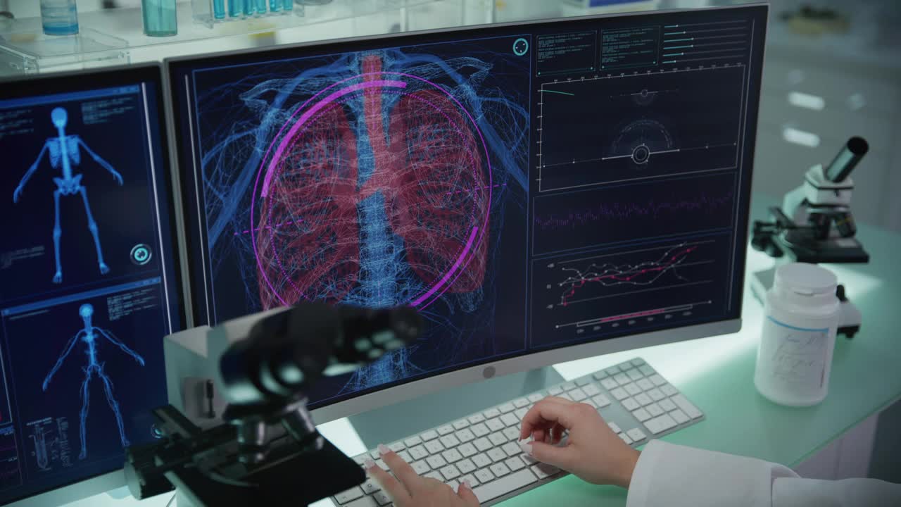 实验室配备电脑和显微镜。带有动画人体模型的屏幕。科学家扫描虚拟病人的损伤。胸部和肺部有红色标记。近距离接触视频下载