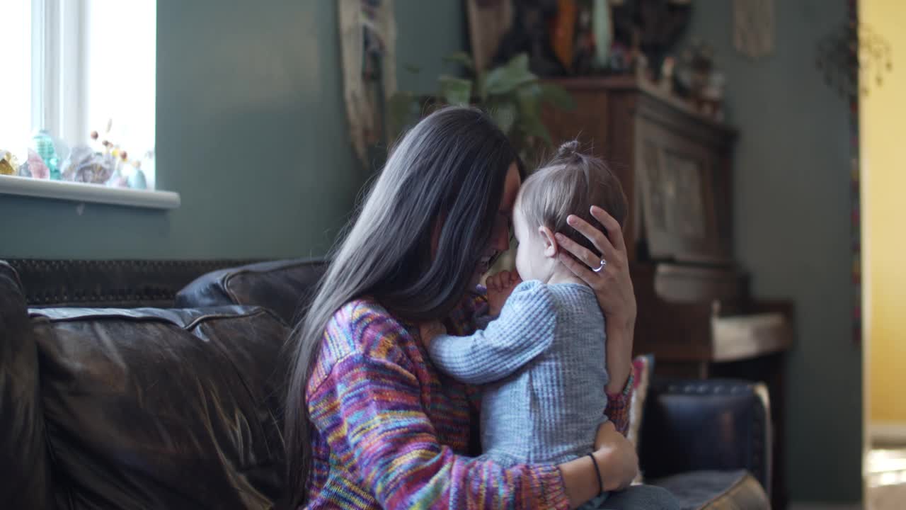 年轻的母亲抱着她的孩子视频素材
