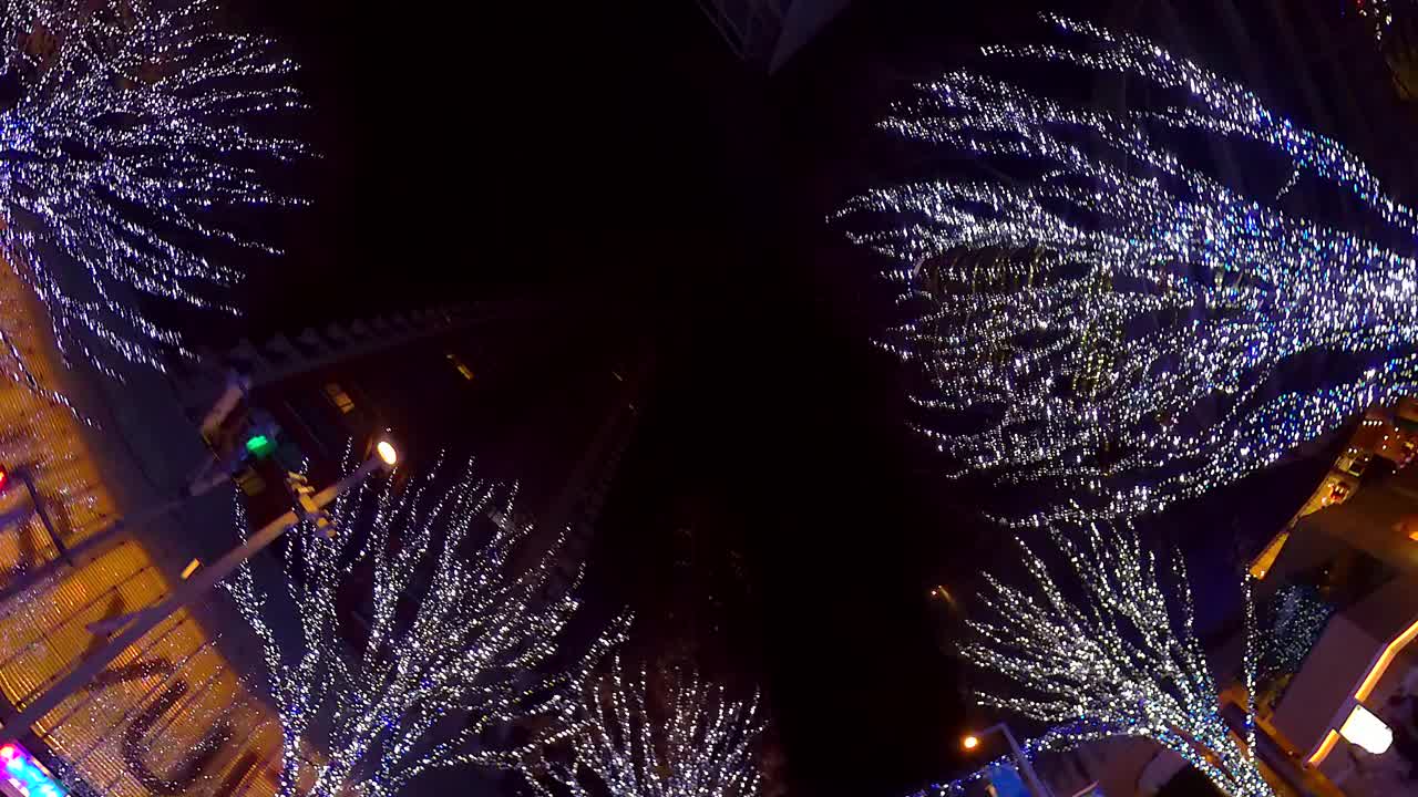 在东京六本木御秋坂，在冬夜的照明下开车视频下载