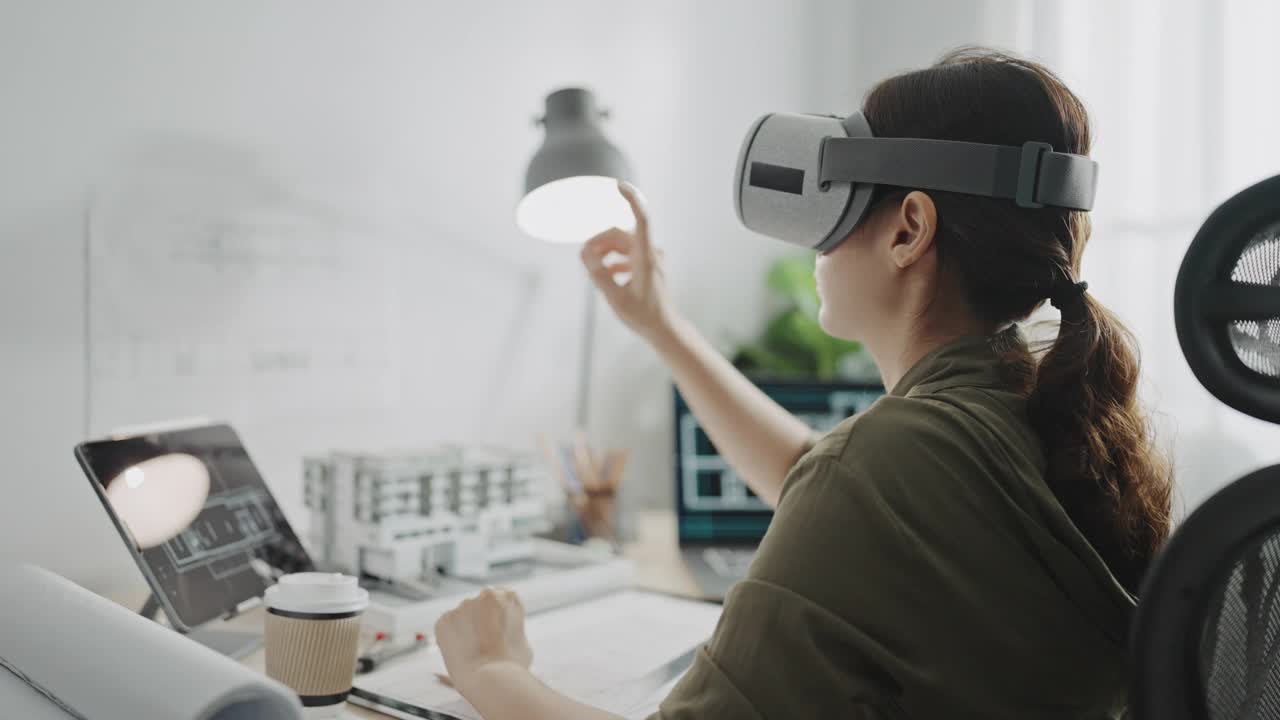 未来女工程师戴着虚拟现实眼镜，设计在三维领域与建筑师设计视频下载