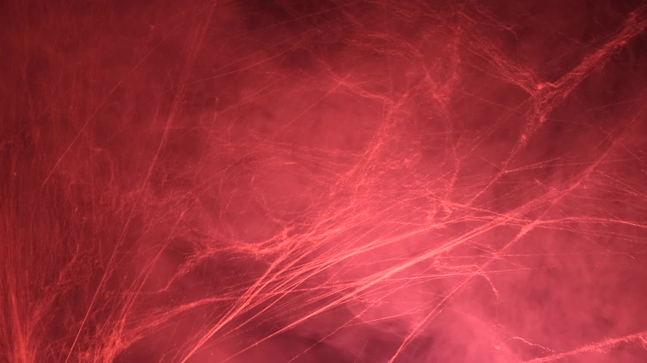 万圣节阴森森的血红色蜘蛛网和红色烟雾在黑暗中视频素材