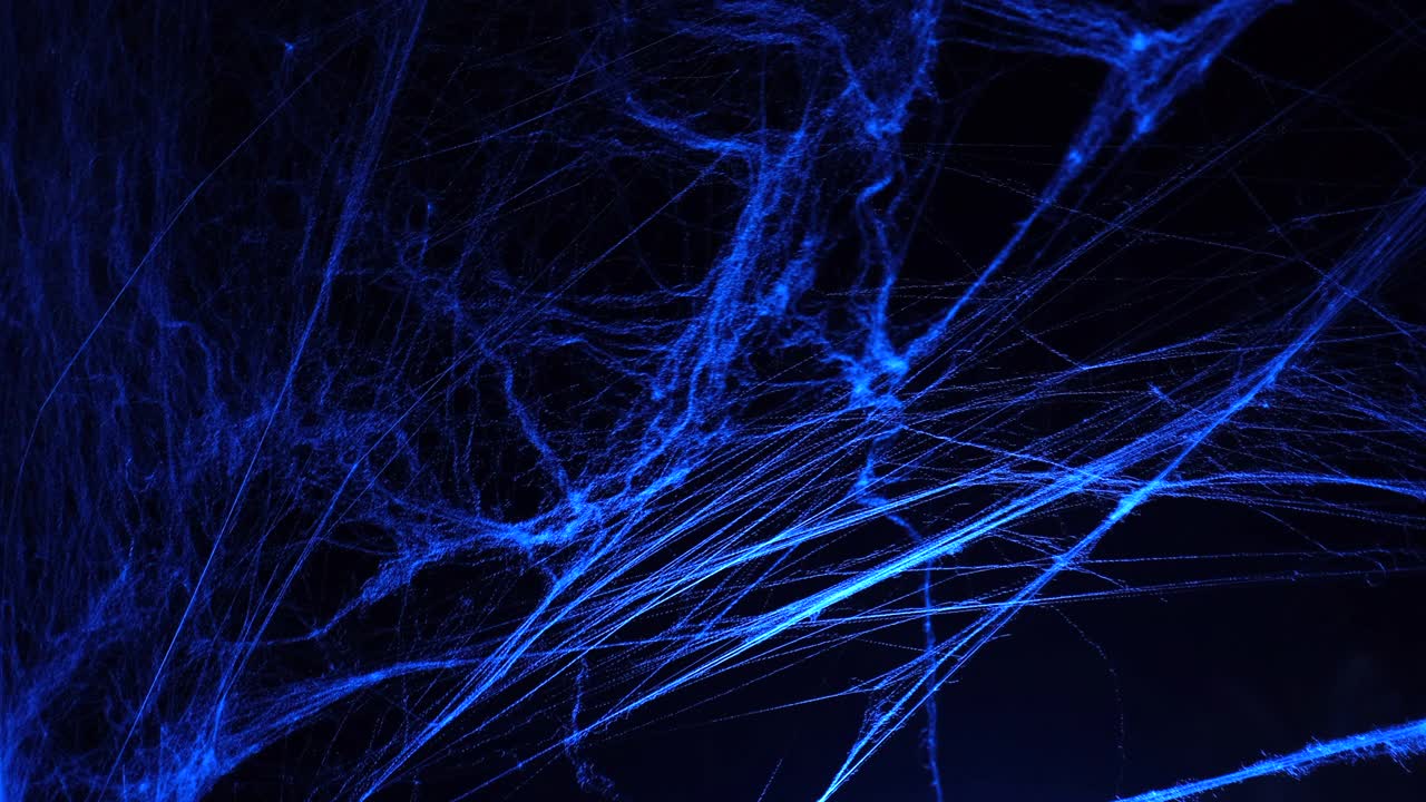 万圣节黑暗中诡异的蓝色蜘蛛网视频素材
