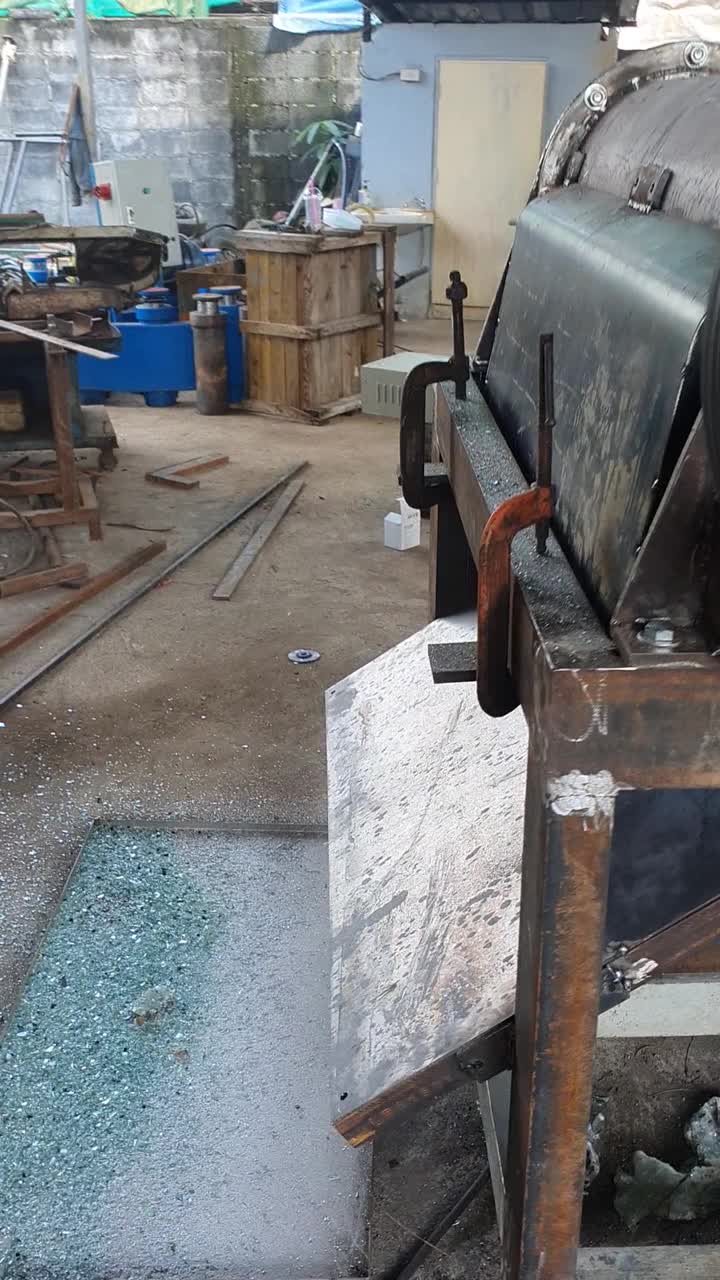 玻璃是用工业破碎机打碎的。视频素材