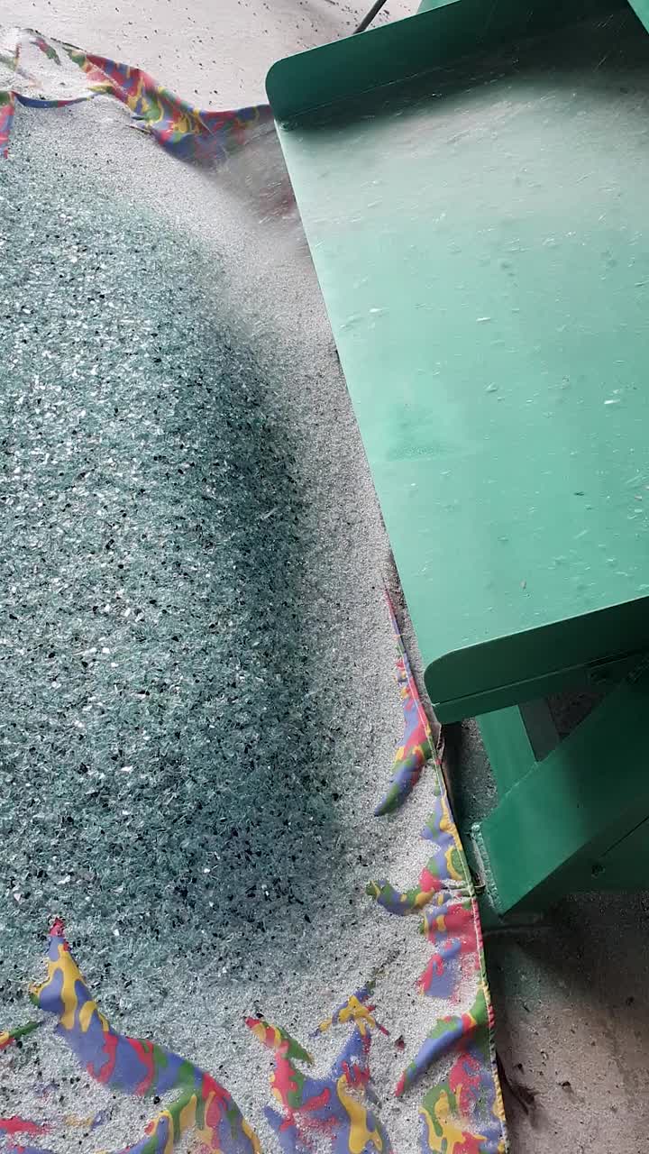玻璃由工业破碎机破碎。视频下载