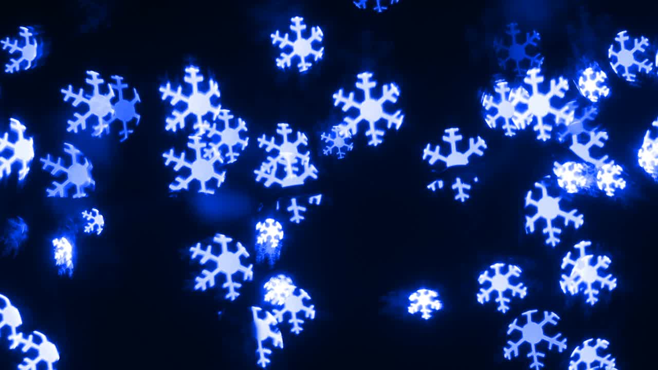 雪花蓝色的灯光覆盖在黑暗的背景上视频下载
