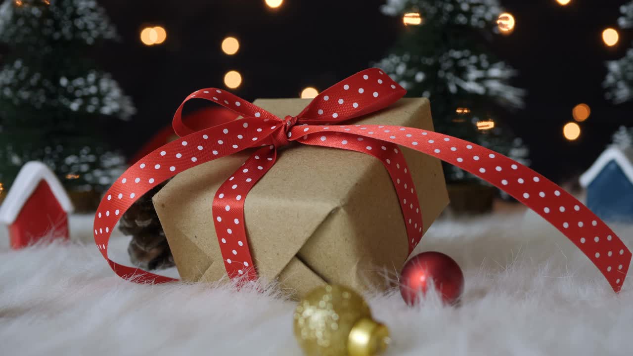 美丽的圣诞礼物，球和装饰品在白羊毛对散景灯的背景视频素材