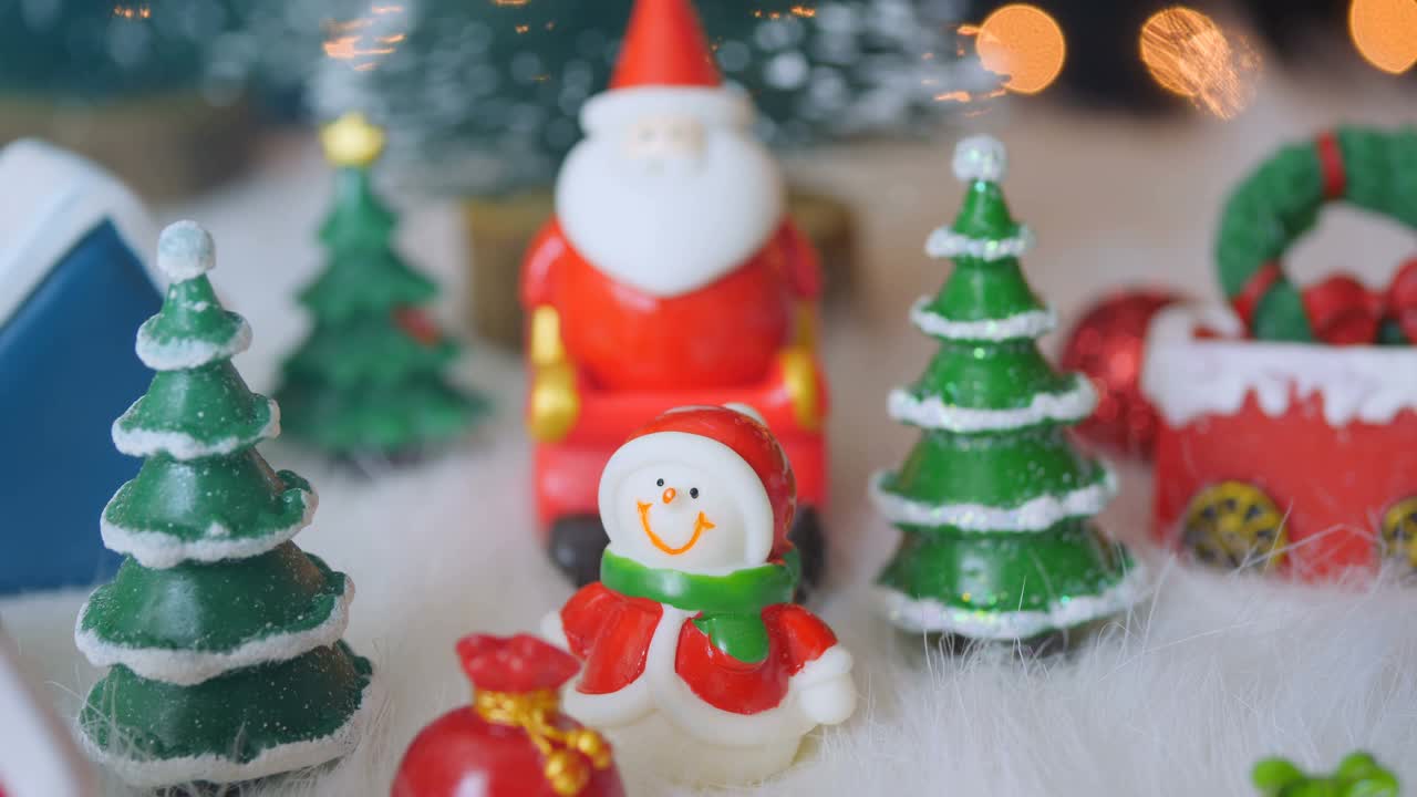 雪人，圣诞老人，圣诞树和装饰娃娃为圣诞节和新年的概念视频下载