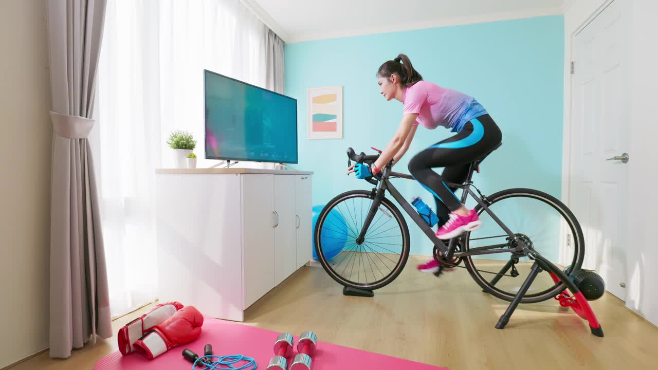 voa慢速英语:女子骑健身自行车扫描二维码方便学习和分享视频素材