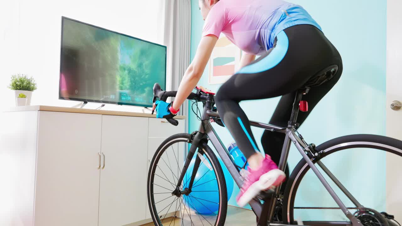 voa慢速英语:女子骑健身自行车扫描二维码方便学习和分享视频素材