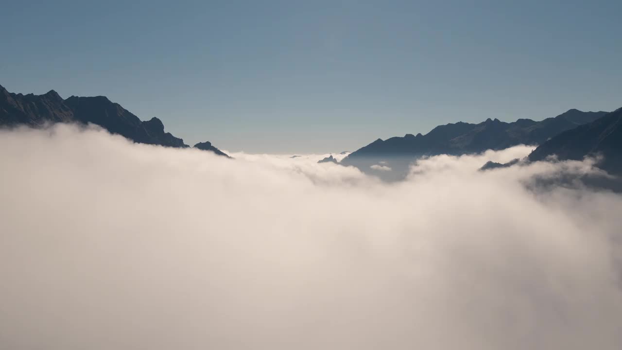 在欧洲阿尔卑斯山，意大利，皮埃蒙特上空翱翔视频下载