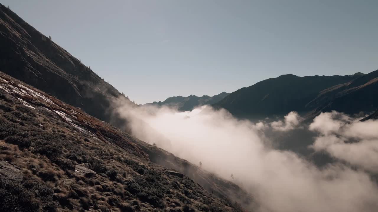 在欧洲阿尔卑斯山，意大利，皮埃蒙特上空翱翔视频下载