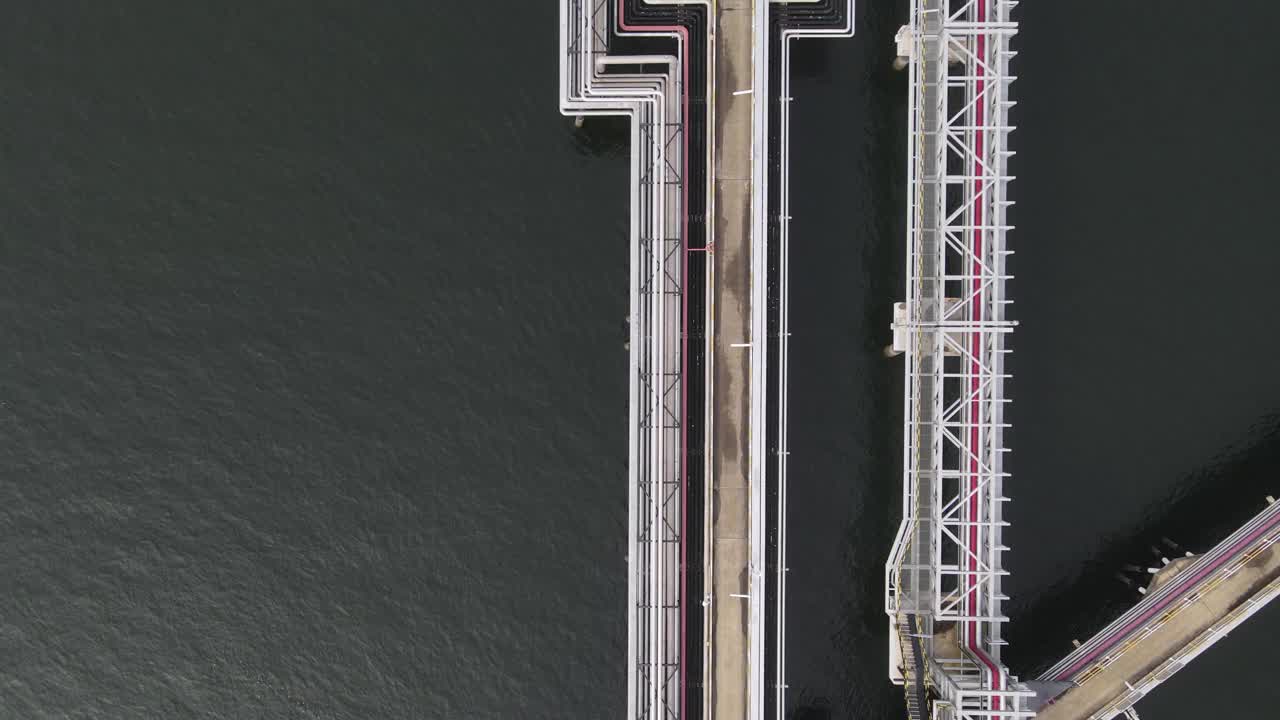 油船通过输油管站、炼油厂和石化工厂进口/出口石油的海上炼油管道高空摄影视频素材