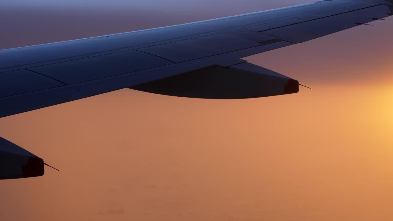 从飞机上看日落天空视频素材