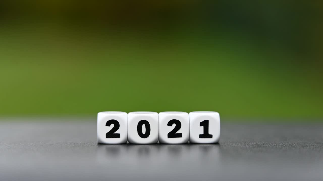 手转骰子，将2021年改为2022年。视频素材