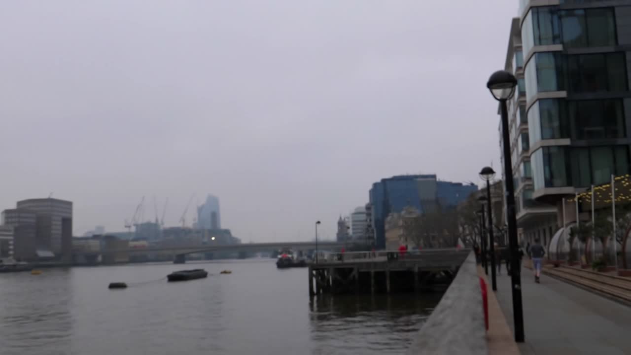 模糊的视野泰晤士河河岸，伦敦桥和现代建筑视频下载