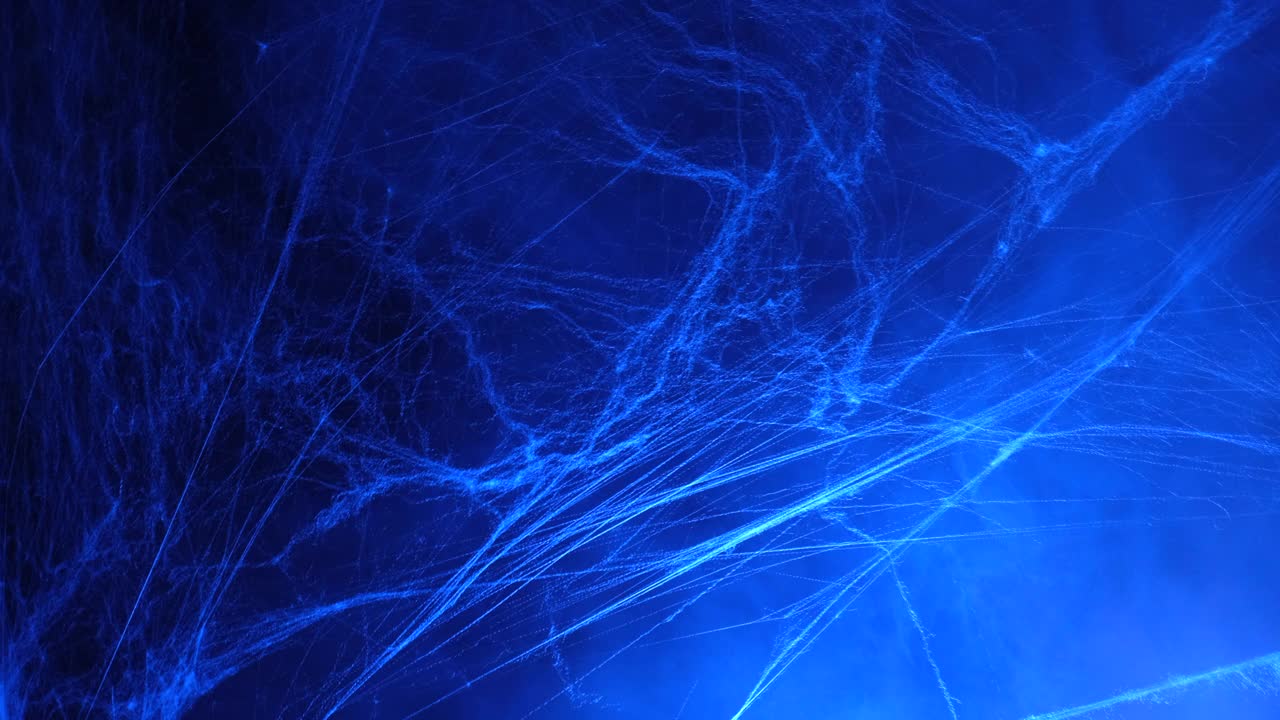 万圣节阴森森的蓝色蜘蛛网笼罩在黑暗和雾烟之中视频素材