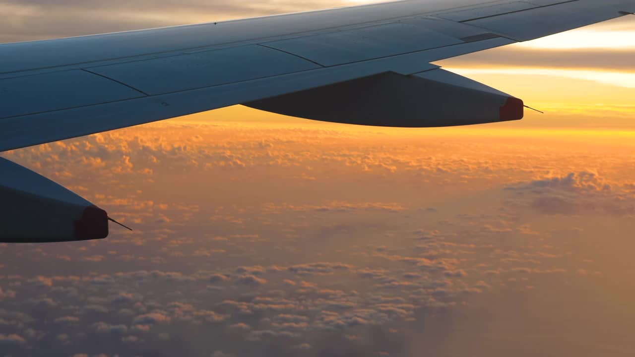 从飞机上看日落天空视频素材