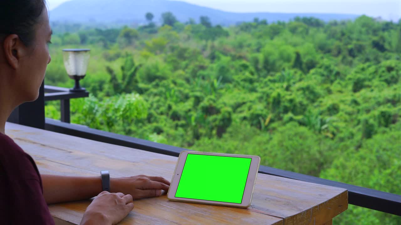 女性用智能手表看电子平板电脑(绿屏)视频下载