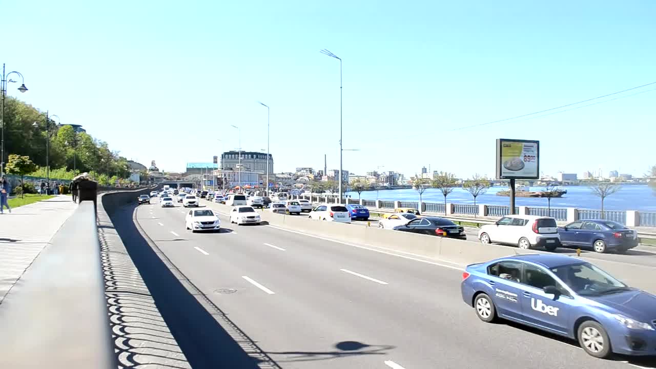 乌克兰基辅——2021年4月24日:汽车沿着路堤高速公路行驶。在繁忙的路上开车。视频素材