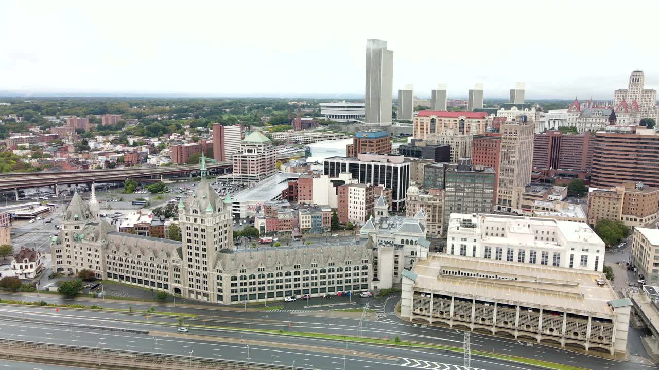 奥尔巴尼纽约天际线鸟瞰图与州议会大厦和帝国大厦在远处视频素材