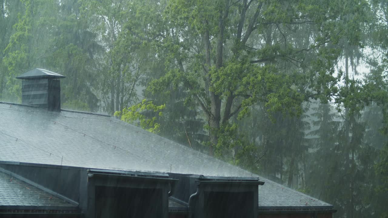 大雨倾泻在屋顶上视频购买