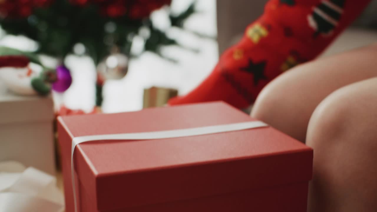 一名年轻女子正在包装圣诞节的礼品盒视频素材
