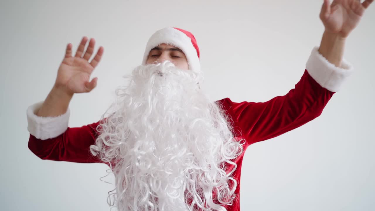 圣诞老人在白色的背景上跳着有趣的舞蹈。2022年圣诞节和新年视频素材