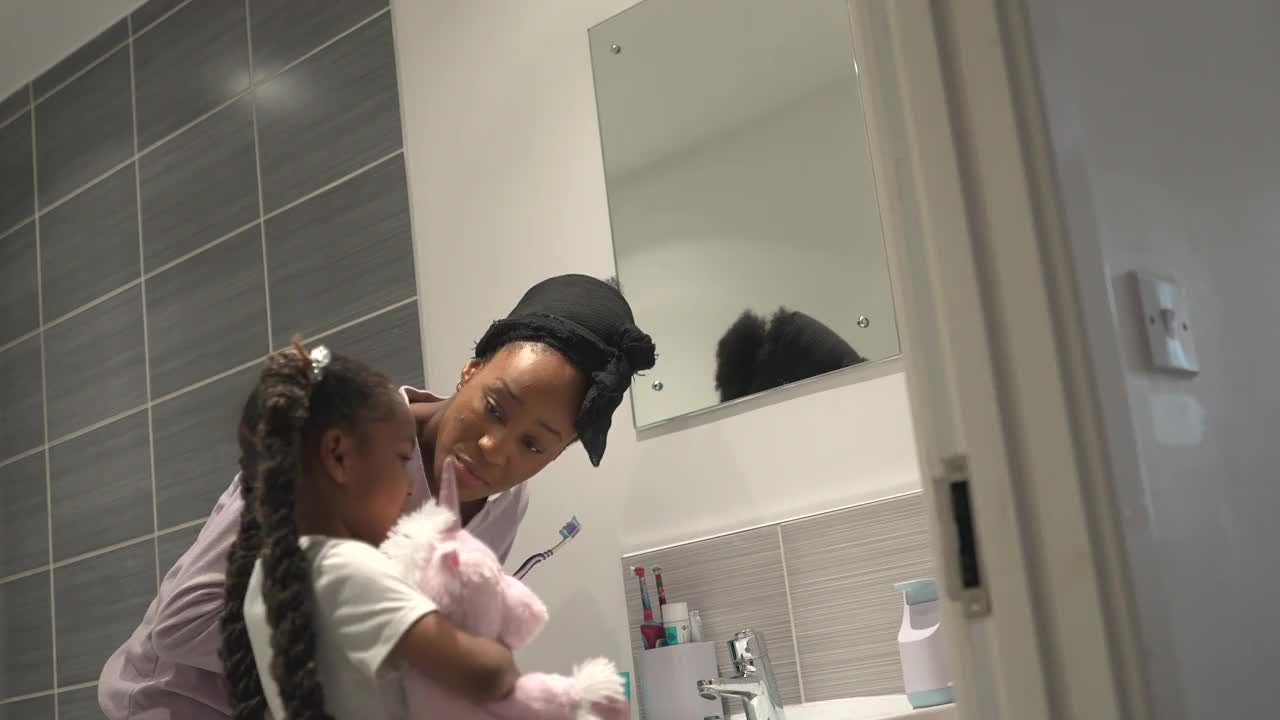 妈妈在教小女儿如何刷牙视频下载