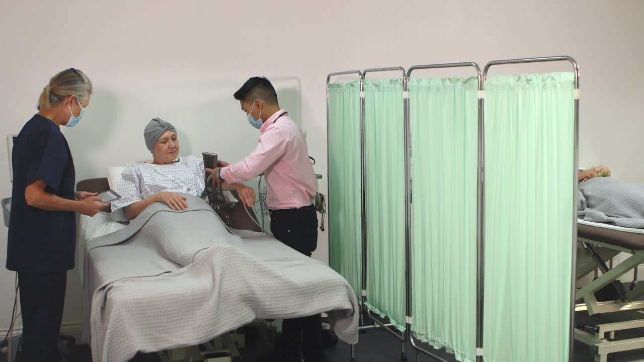 医疗小组正在医院病房检查癌症病人视频下载