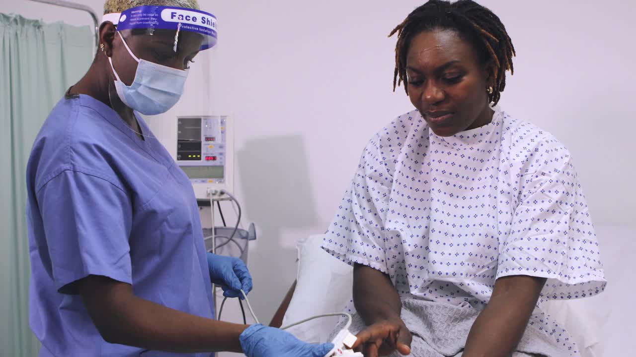 一名感染Covid-19的妇女正在医院接受治疗视频素材