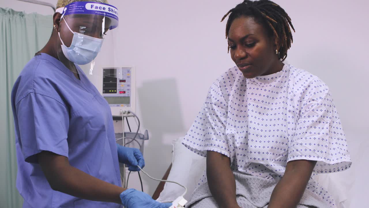 一名感染Covid-19的妇女正在医院接受治疗视频素材