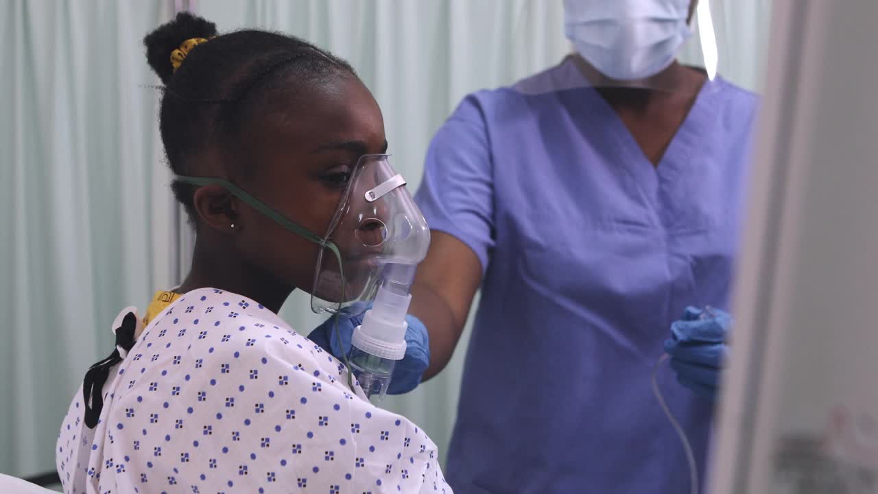 护士在医院用医用呼吸机协助病童呼吸视频下载