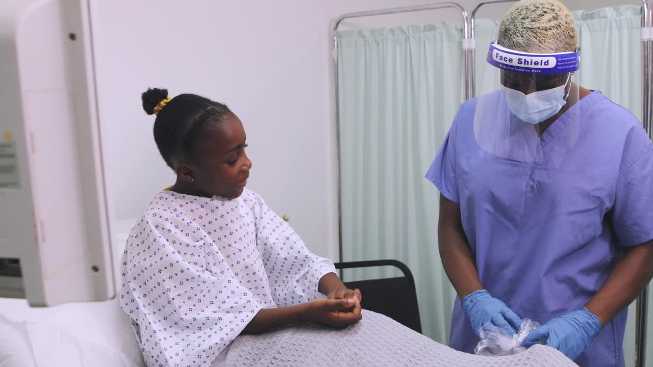 护士在医院用医用呼吸机协助病童呼吸视频素材