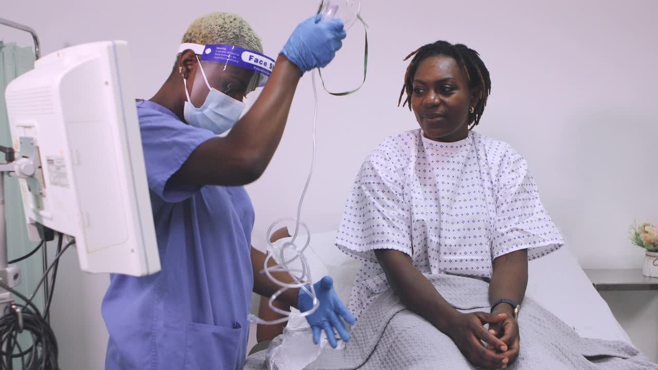 一名在护士协助下使用医用呼吸机住院的妇女视频素材