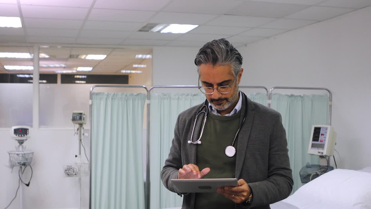 医生在电子平板电脑上查看病人的医疗记录视频下载