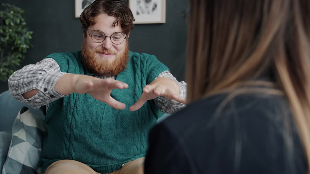 在心理医生的咨询过程中，古怪的胖家伙用手势和鬼脸来表达愤怒视频素材