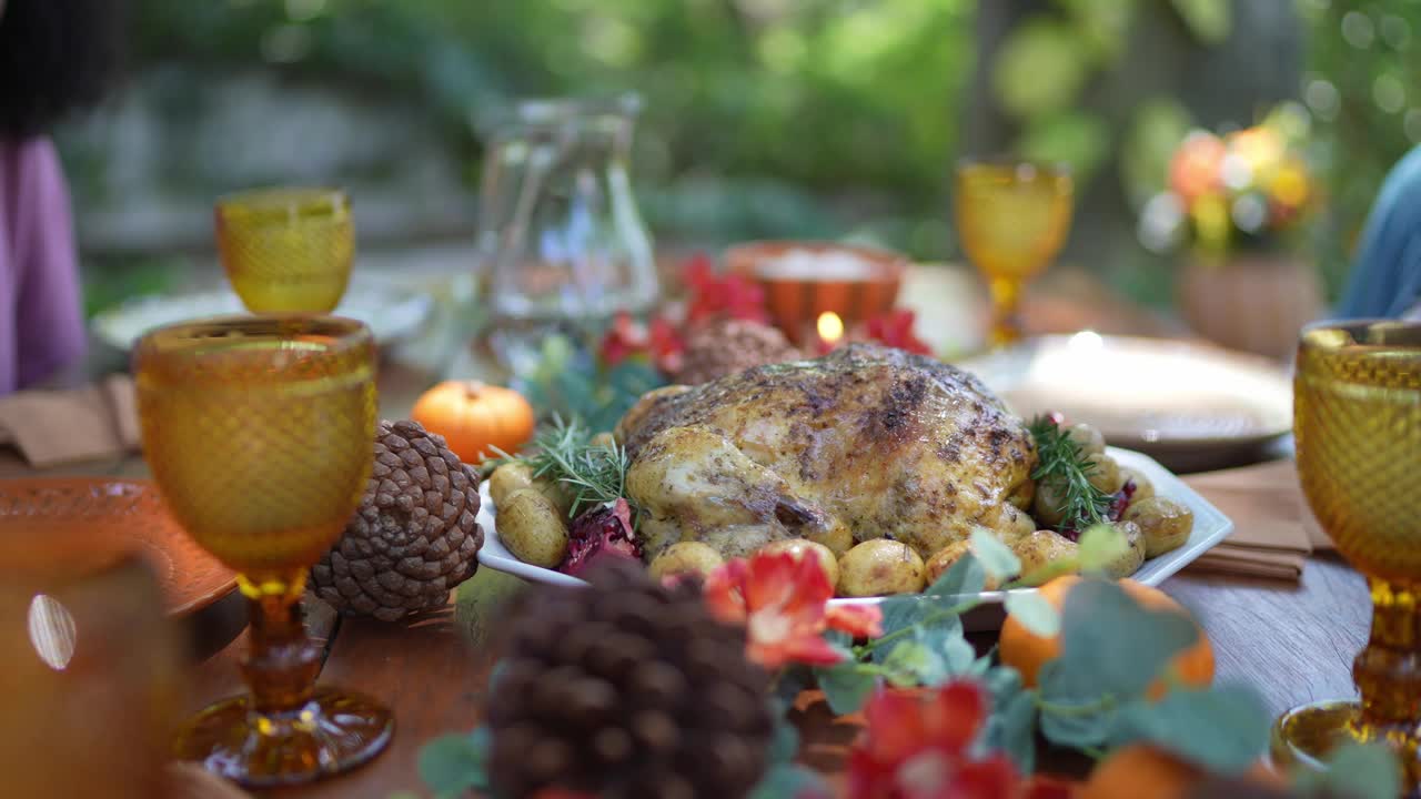 感恩节餐桌上的火鸡视频素材