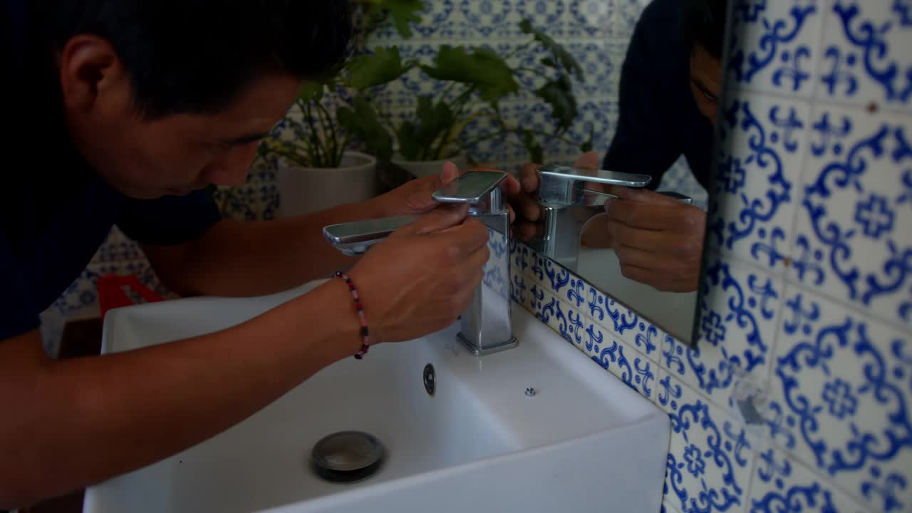 男水管工在客户家中修理水龙头的浴室视频素材