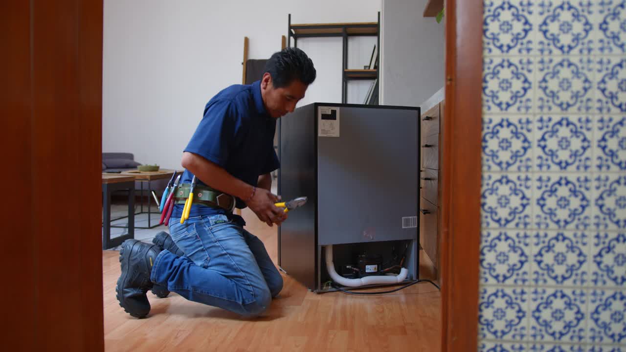 拉丁美洲的水管工在家里安装洗碗机视频素材