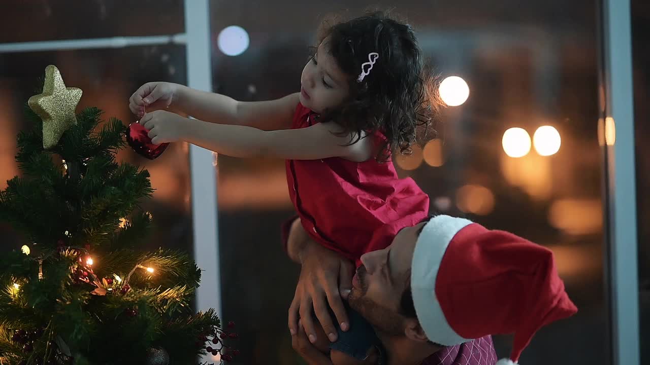 父亲和女儿在家庆祝圣诞节视频下载