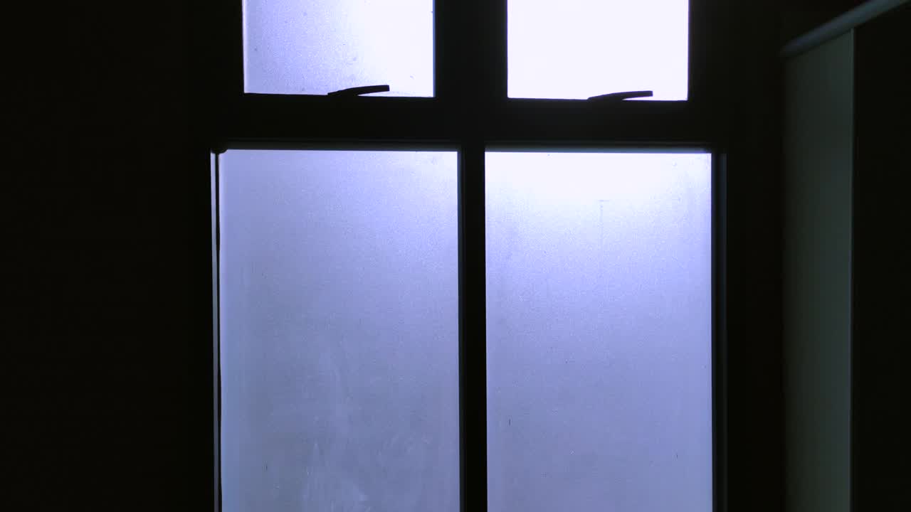 在暗室的玻璃窗慢动作视频下载