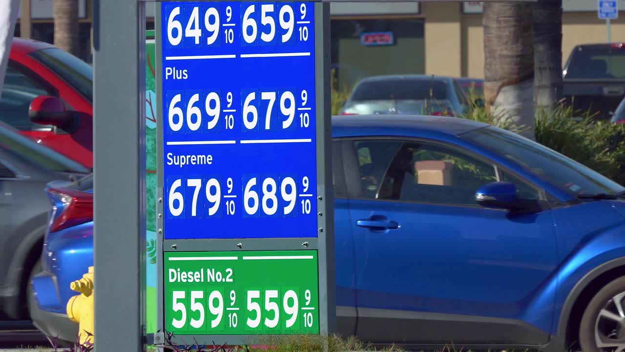 洛杉矶加油站表示，2021年加油站的汽油价格将创历史新高。车辆在高峰时间行驶，4K视频素材