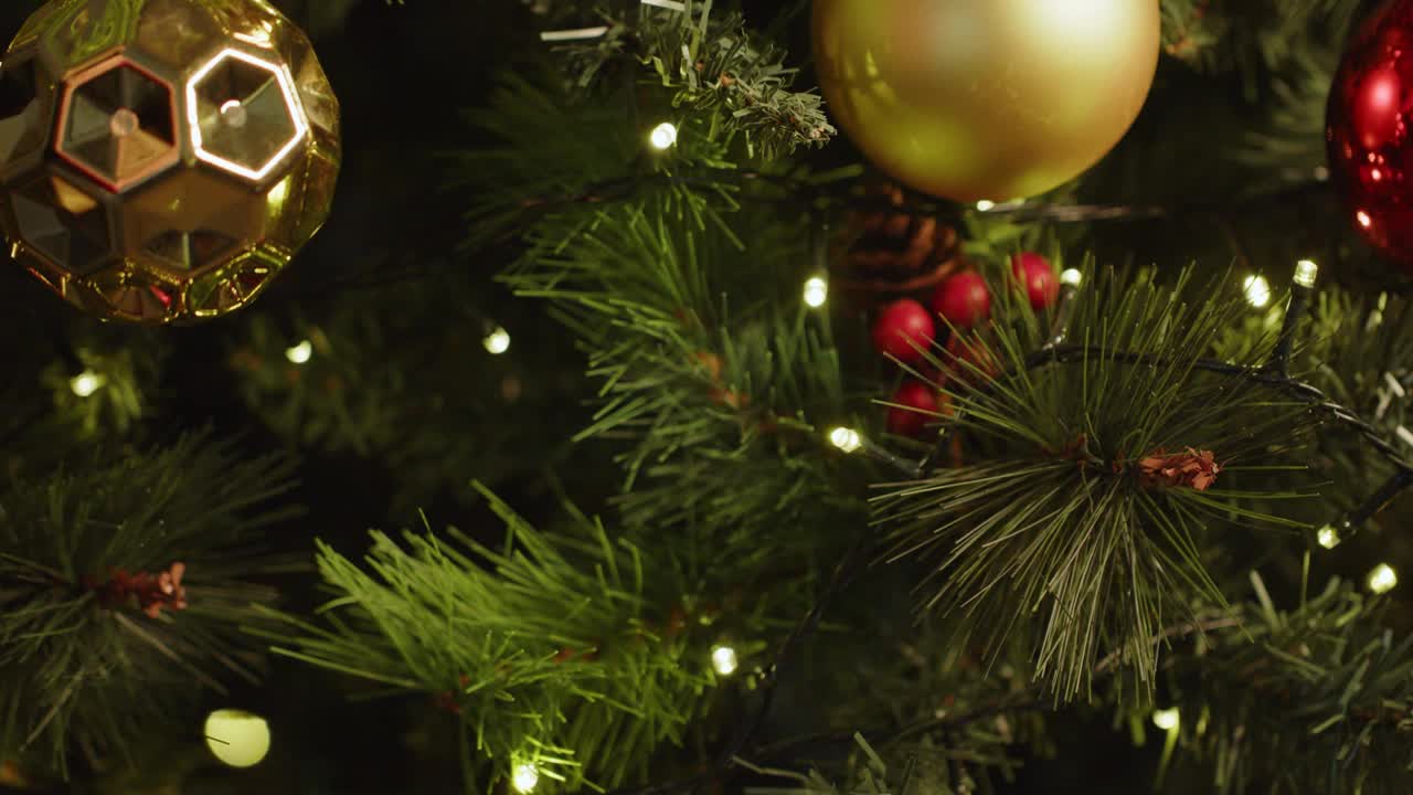 女性用小玩意装饰圣诞树的特写镜头视频素材